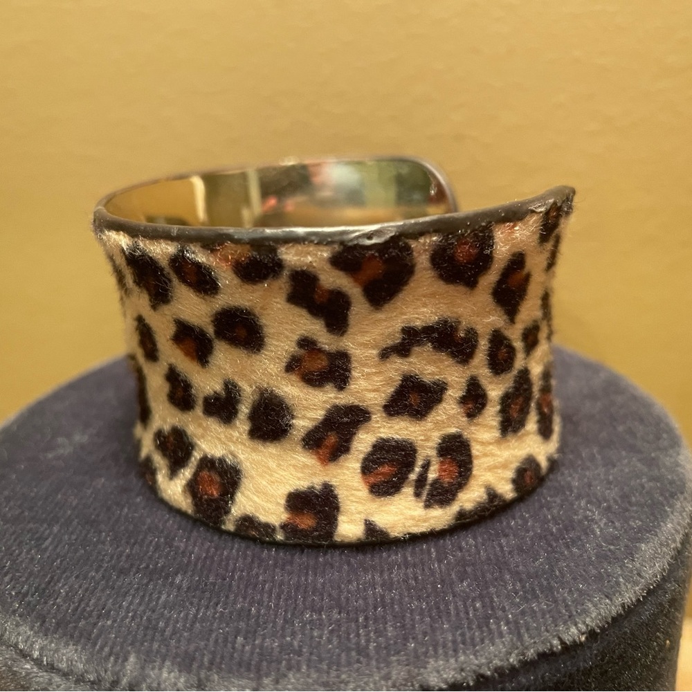 Beautiful boutique leopard cuff bracelet 🐆 one of a kind